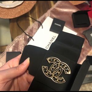 💯authentic chanel brooch